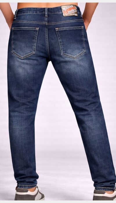 מכנס ג'ינס של W JEANS לגבר בצבע כחול דנים עם שטיפות ואפקט שחיקה, כולל כיסים צדדיים ואחוריים.