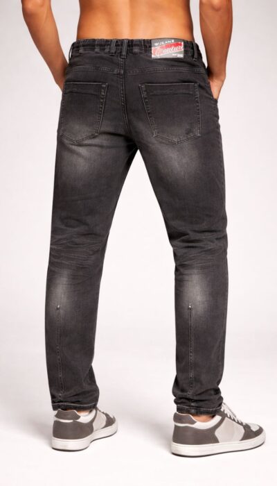 מכנס ג'ינס לגבר של W JEAS בצבע שחור עם שטיפת דנים מודרנית וגזרה מחמיאה.