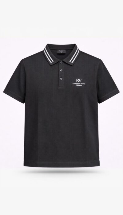 חולצת פולו שחורה לגברים מבית ROBERTO VINO עם לוגו RV בחזית וצווארון עם פסי קונטרסט.