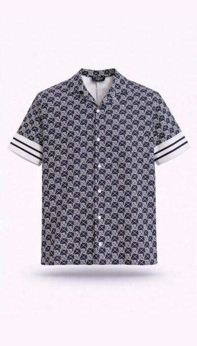 חליפה לגברים ROBERTO VINO עם חולצה מכופתרת קצרה ומכנס תואם בהדפס מונוגרמה בצבע שחור.