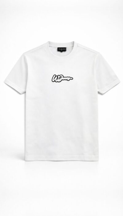 טי שירט לבנה לגברים מבית W JEANS עם לוגו בחזית וצווארון עגול קלאסי.