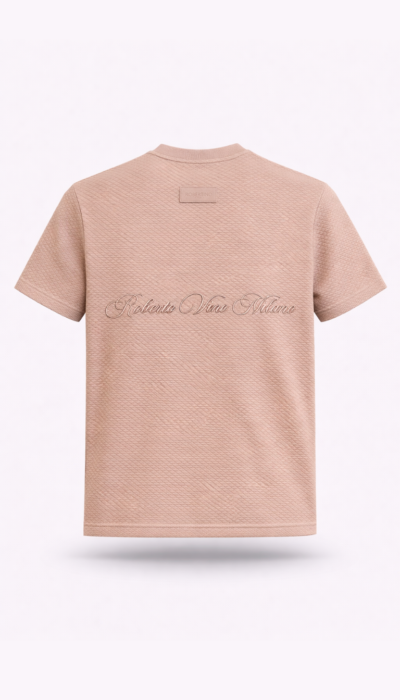 טי שירט לגבר מבית ROBERTO VINO בצבע קרם עם טקסטורת בד גאומטרית וכיתוב Roberto Vino Milano בגב