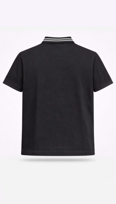 חולצת פולו שחורה לגברים מבית ROBERTO VINO עם לוגו RV בחזית וצווארון עם פסי קונטרסט.