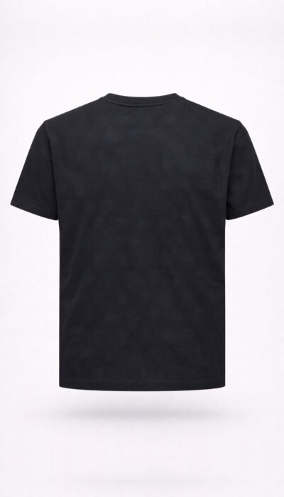 טי שירט שחורה לגבר של GIORGIO BELLINI עם הדפס טקסטורה עדינה לאורך הבד ולוגו קטן בחזית.