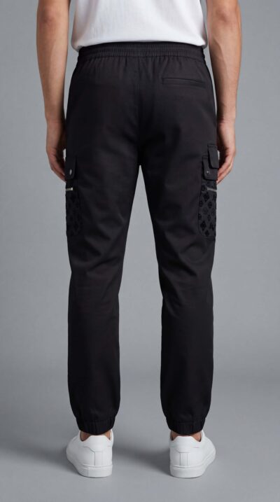 מכנס קארגו שחור לגבר של ROBERTO VINO עם מותן אלסטית וכיסי צד פונקציונליים.