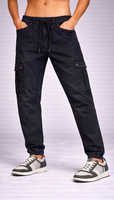 מכנס ג'ינס קרגו של W JEANS לגבר בצבע שחור עם כיסים צדדיים ואחוריים. ומותן אלסטית.