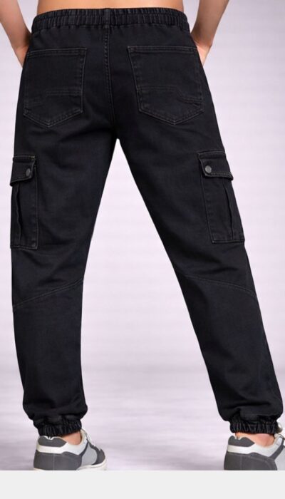 מכנס ג'ינס קרגו של W JEANS לגבר בצבע שחור עם כיסים צדדיים ואחוריים. ומותן אלסטית.