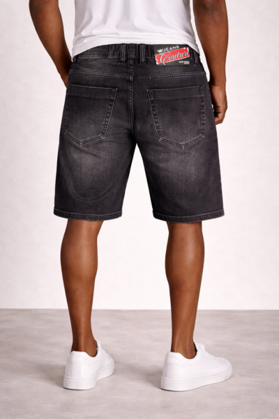 מכנס ברמודה ג'ינס שחור לגברים מבית W JEANS עם גומי ושרוך במותן ועיצוב דנים עם אפקט שטיפה.