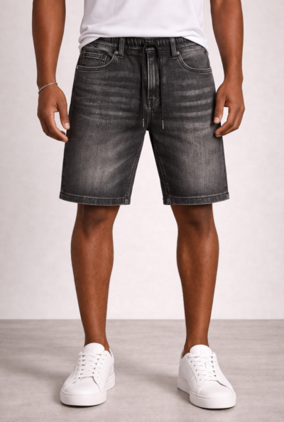 מכנס ברמודה ג'ינס שחור לגברים מבית W JEANS עם גומי ושרוך במותן ועיצוב דנים עם אפקט שטיפה.