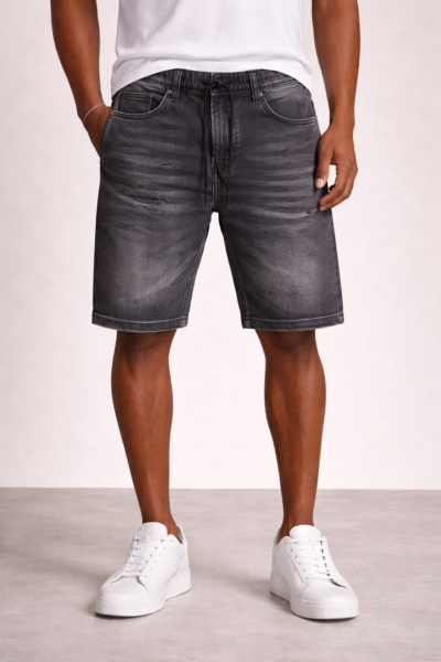 מכנס ברמודה ג'ינס שחור לגברים מבית W JEANS עם גומי ושרוך במותן ועיצוב דנים עם אפקט שטיפה.