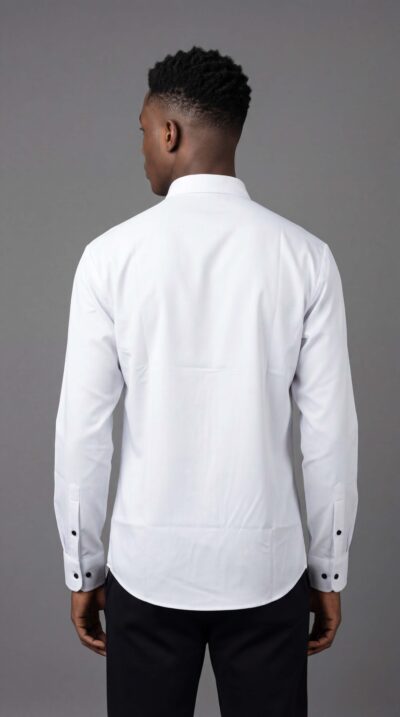 חולצה מכופתרת לבנה לגבר מבית ROBERTO VINO עם לוגו קטן בחזה, שרוולים ארוכים וסגירת כפתורים מלאה