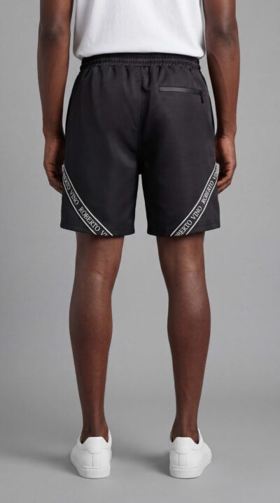 מכנסי בגד ים שחורים לגבר מבית ROBERTO VINO עם הדפס לוגו בצדי המכנס וחגורת מותן אלסטית עם שרוך קשירה